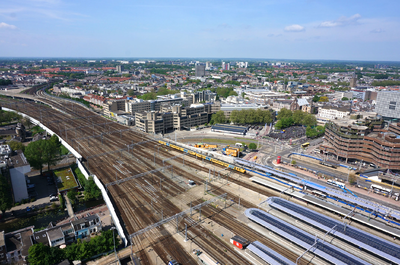 821417 Overzicht van het emplacement aan de noordzijde van Centraal Station te Utrecht, met rechts het Leidseveer en ...